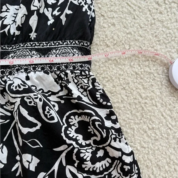 White House Black Market 100% silk black floral paisley top w/ tie neck, sz M - Picture 5 of 7